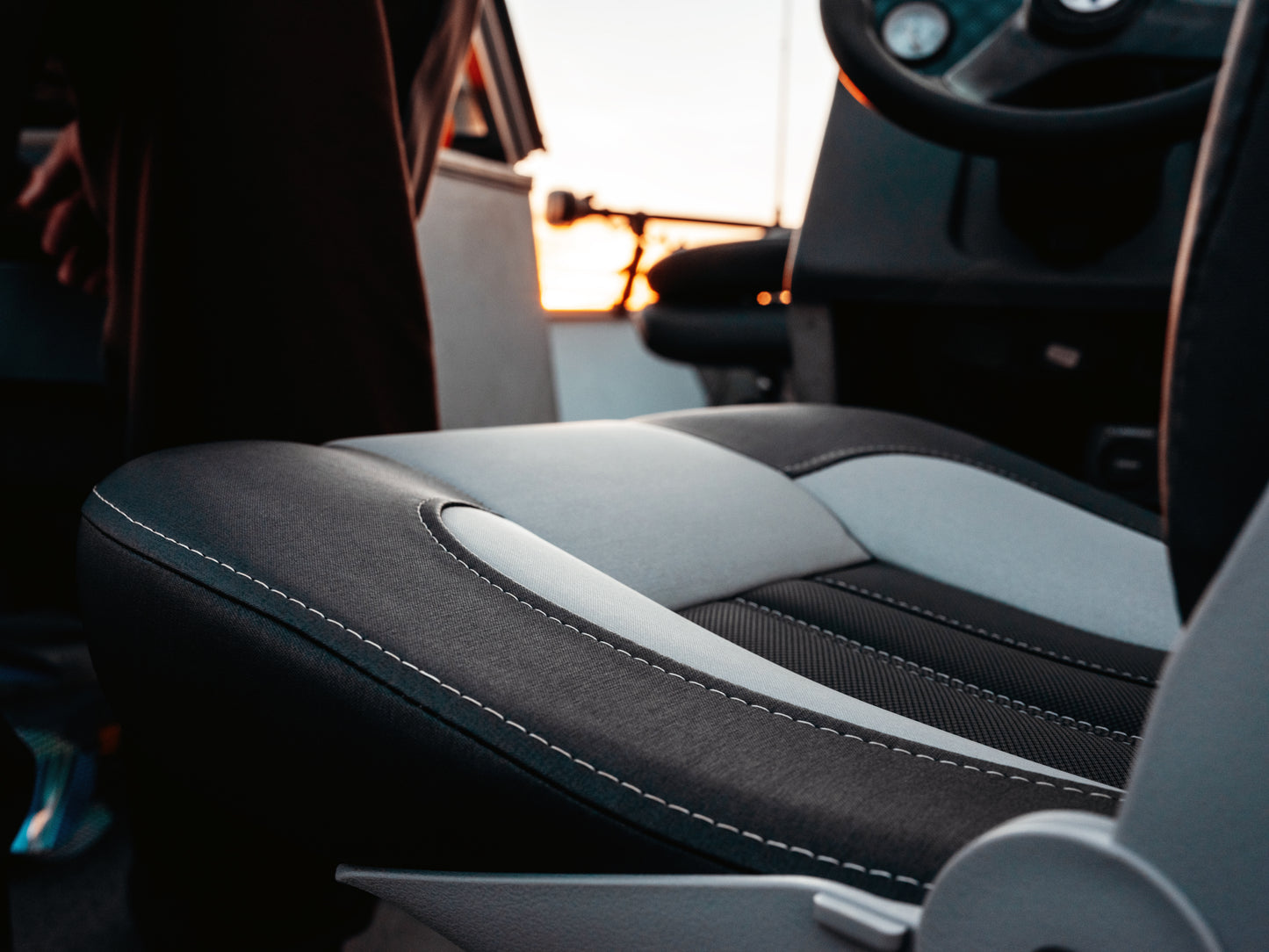 TEMPRESS ProBax High Back Boat Seat (68454) White/Gray/Carbon (19198068)