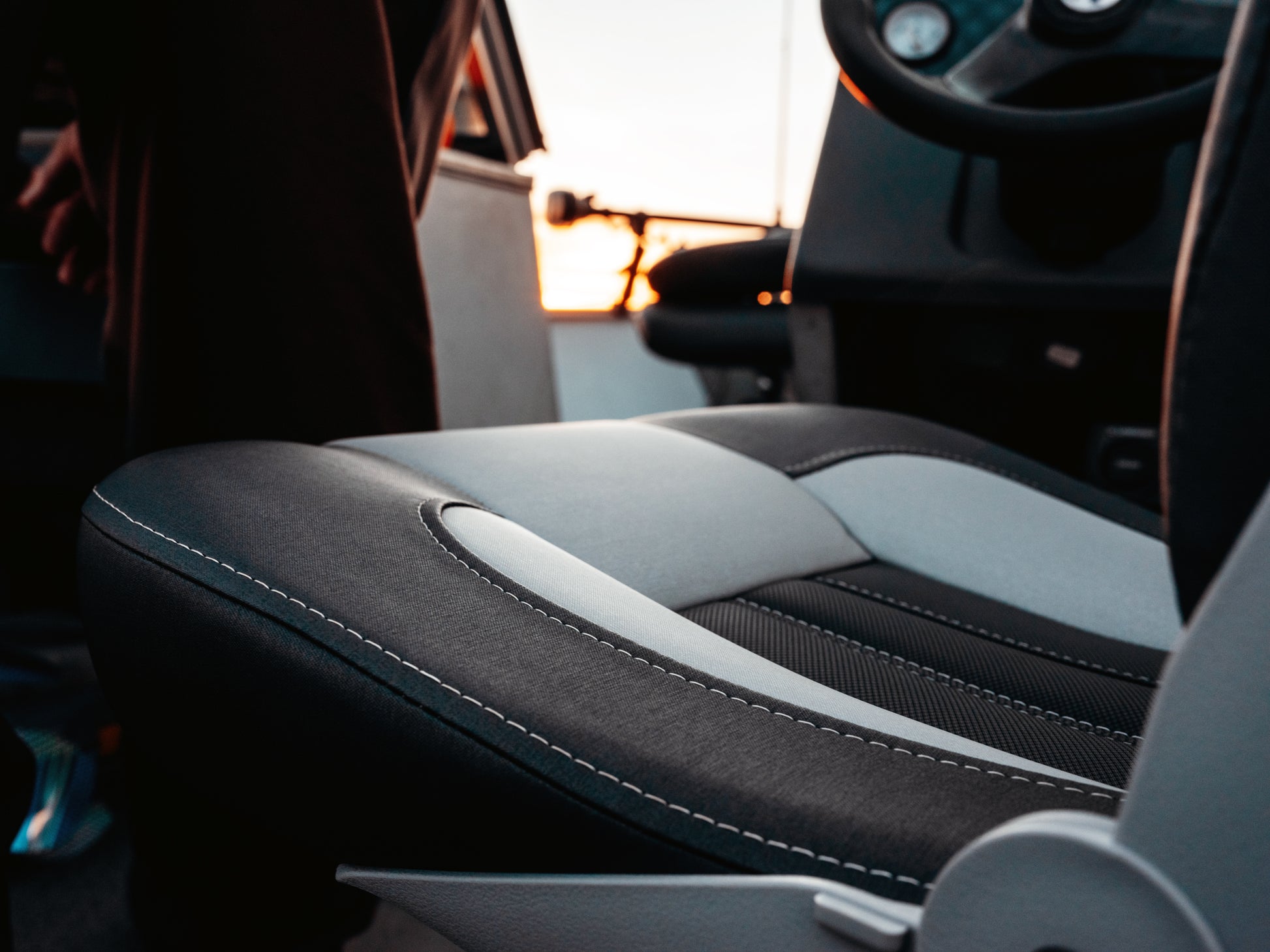 TEMPRESS ProBax High Back Boat Seat (68454) White/Gray/Carbon (19198068)