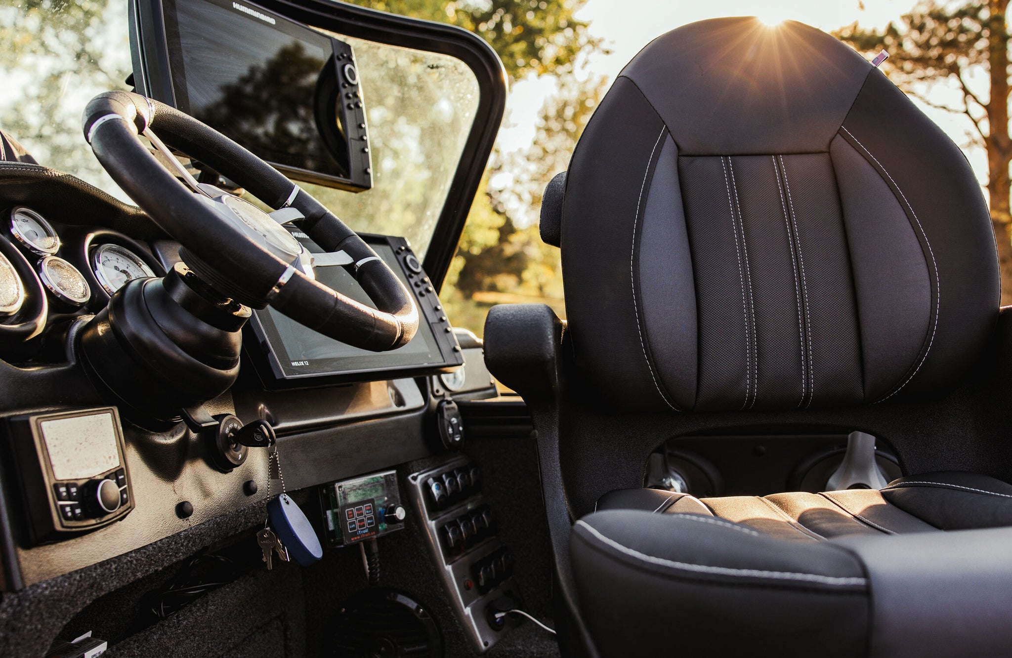 Tempress ProBax Captain’s Series Turning Boat Seat w/ Arms (Model 68352, Charcoal and Gray)