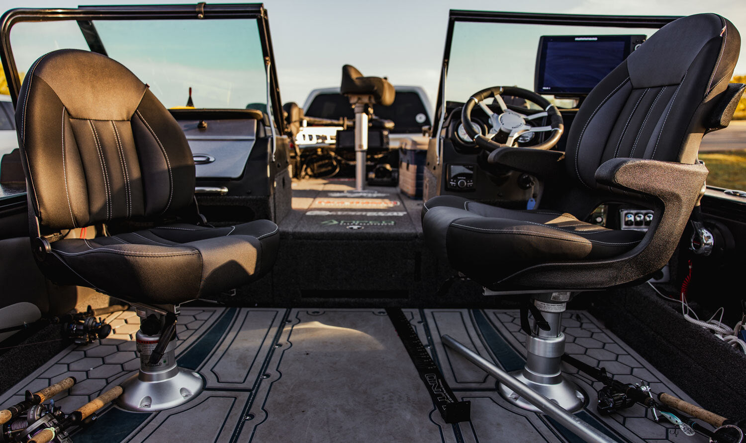 Tempress ProBax Captain’s Series Turning Boat Seat w/ Arms (Model 68352, Charcoal and Gray)